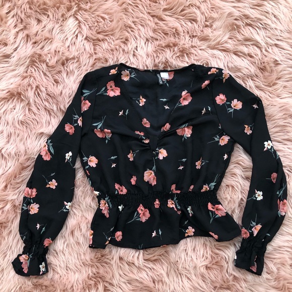 Beautiful H&M black floral blouse - Picture 4 of 8